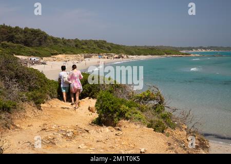 Baia dei Turchi Beach und türkisfarbenes Wasser der Adria im Sommer, nahe Otranto, Provinz Lecce, Apulien, Italien, Europa Stockfoto