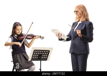 Musiklehrer Dirigierin und ein Schulmädchen mit einer Geige isoliert auf weißem Hintergrund Stockfoto