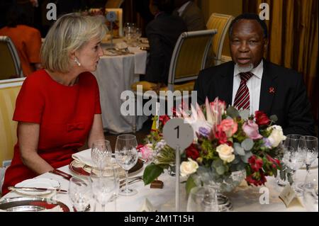 20131024 Uhr - KAPSTADT, SÜDAFRIKA: Prinzessin Astrid von Belgien, Bild während eines Abendessens mit Kgalema Motlanthe, dem stellvertretenden Präsidenten Südafrikas in Kapstadt, Südafrika, am Donnerstag, den 24. Oktober 2013. Prinzessin Astrid ist auf einer siebentägigen Wirtschaftsmission nach Angola und Südafrika. Es ist die erste Mission unter der Leitung von Prinzessin Astrid, seit ihr Bruder Philippe - Filip König geworden ist. BELGA FOTO DIRK WAEM Stockfoto