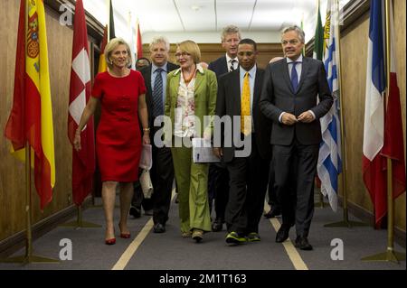 20131024 – KAPSTADT, SÜDAFRIKA: Vizeminister und Verteidigungsminister Pieter De Crem (3. R), Helen Zille, Ministerpräsidentin des Westkaps (3. L), Prinzessin Astrid von Belgien (L) und Vizeminister und Außenminister Didier Reynders (R), abgebildet in Kapstadt, Südafrika, Donnerstag, 24. Oktober 2013. Prinzessin Astrid ist auf einer siebentägigen Wirtschaftsmission nach Angola und Südafrika. Es ist die erste Mission unter der Leitung von Prinzessin Astrid, seit ihr Bruder Philippe - Filip König geworden ist. BELGA FOTO DIRK WAEM Stockfoto