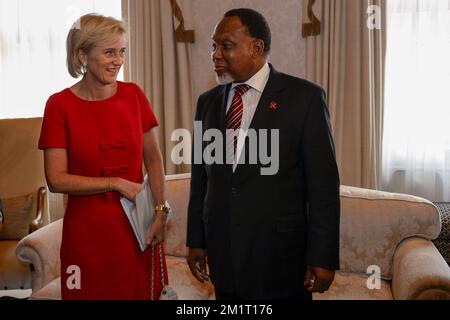 20131024 - KAPSTADT, SÜDAFRIKA: Prinzessin Astrid von Belgien und Kgalema Motlanthe, Stellvertretender Präsident Südafrikas, Foto auf einer Tagung in Kapstadt, Südafrika, Donnerstag, den 24. Oktober 2013. Prinzessin Astrid ist auf einer siebentägigen Wirtschaftsmission nach Angola und Südafrika. Es ist die erste Mission unter der Leitung von Prinzessin Astrid, seit ihr Bruder Philippe - Filip König geworden ist. BELGA FOTO DIRK WAEM Stockfoto