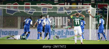 20131107 - WIEN, ÖSTERREICH: Wiens Terrence Boyd (R) erzielt das 1-1. Tor im Spiel zwischen dem österreichischen Team Rapid Wien und dem belgischen RC Genk, viertes Spiel in der Gruppenbühne der Europa League in der Gruppe G, Donnerstag, 07. November 2013, im Ernst-Happel-Stadion in Wien, Österreich. BELGA FOTO YORICK JANSENS Stockfoto