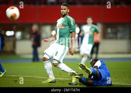 20131107 - WIEN, ÖSTERREICH: Wiens Terrence Boyd und Genks Kalidou Koulibaly kämpfen um den Ball während des Spiels zwischen der österreichischen Mannschaft Rapid Wien und dem belgischen RC Genk, viertes Spiel in der Gruppenbühne der Europa League in Gruppe G, Donnerstag, 07. November 2013, im Ernst-Happel-Stadion in Wien, Österreich. BELGA FOTO YORICK JANSENS Stockfoto