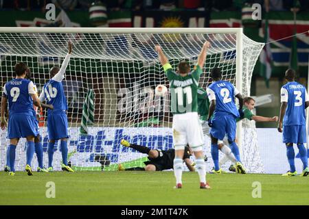 20131107 - WIEN, ÖSTERREICH: Wiens Terrence Boyd (R) erzielt das 1-1. Tor im Spiel zwischen dem österreichischen Team Rapid Wien und dem belgischen RC Genk, viertes Spiel in der Gruppenbühne der Europa League in der Gruppe G, Donnerstag, 07. November 2013, im Ernst-Happel-Stadion in Wien, Österreich. BELGA FOTO YORICK JANSENS Stockfoto