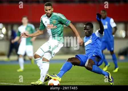 20131107 - WIEN, ÖSTERREICH: Wiens Terrence Boyd und Genks Kalidou Koulibaly kämpfen um den Ball während des Spiels zwischen der österreichischen Mannschaft Rapid Wien und dem belgischen RC Genk, viertes Spiel in der Gruppenbühne der Europa League in Gruppe G, Donnerstag, 07. November 2013, im Ernst-Happel-Stadion in Wien, Österreich. BELGA FOTO YORICK JANSENS Stockfoto