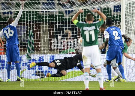 20131107 - WIEN, ÖSTERREICH: Wiens Terrence Boyd (R) erzielt das 1-1. Tor im Spiel zwischen dem österreichischen Team Rapid Wien und dem belgischen RC Genk, viertes Spiel in der Gruppenbühne der Europa League in der Gruppe G, Donnerstag, 07. November 2013, im Ernst-Happel-Stadion in Wien, Österreich. BELGA FOTO YORICK JANSENS Stockfoto