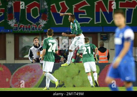 20131107 - WIEN, ÖSTERREICH: Wiens Terrence Boyd feiert nach einem Treffer im Spiel zwischen der österreichischen Mannschaft Rapid Wien und der belgischen RC Genk, viertes Spiel in der Europa-Liga-Gruppenbühne in Gruppe G, Donnerstag, 07. November 2013, im Ernst-Happel-Stadion in Wien, Österreich. BELGA FOTO YORICK JANSENS Stockfoto