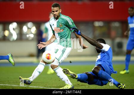 20131107 - WIEN, ÖSTERREICH: Wiens Terrence Boyd und Genks Kalidou Koulibaly kämpfen um den Ball während des Spiels zwischen der österreichischen Mannschaft Rapid Wien und dem belgischen RC Genk, viertes Spiel in der Gruppenbühne der Europa League in Gruppe G, Donnerstag, 07. November 2013, im Ernst-Happel-Stadion in Wien, Österreich. BELGA FOTO YORICK JANSENS Stockfoto