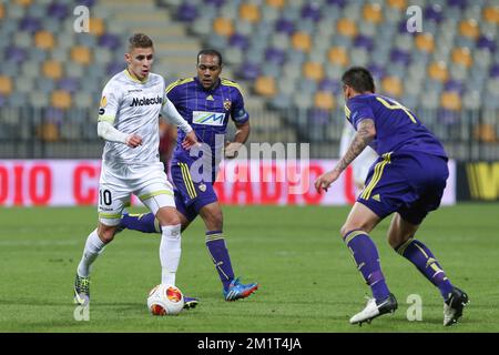 20131107 - MARIBOR, SLOWENIEN: Thorgan Hazard von Essevee und Marcos Tavares von Maribor, Hauptmann, wurden während des Spiels zwischen dem slowenischen Verein NK Maribor und der belgischen Zulte Waregem, vierter Tag der Gruppenphase des Europa-League-Turniers in Gruppe D, Donnerstag, den 07. November 2013, im Stadion Ljudski vrt in Maribor, Slowenien, fotografiert. BELGA FOTO PRIMOZ LAVRE Stockfoto