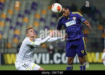 20131107 – MARIBOR, SLOWENIEN: Essevee's Thorgan Hazard (L), abgebildet während des Spiels zwischen dem slowenischen Verein NK Maribor und der belgischen Zulte Waregem, vierter Tag der Gruppenphase des Europa League-Turniers in Gruppe D, Donnerstag, den 07. November 2013, im Ljudski vrt-Stadion in Maribor, Slowenien. BELGA FOTO PRIMOZ LAVRE Stockfoto