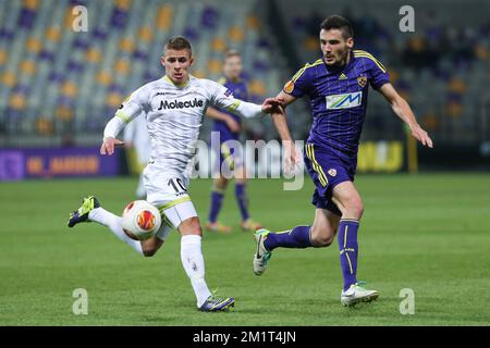 20131107 – MARIBOR, SLOWENIEN: Essevee's Thorgan Hazard (L), abgebildet während des Spiels zwischen dem slowenischen Verein NK Maribor und der belgischen Zulte Waregem, vierter Tag der Gruppenphase des Europa League-Turniers in Gruppe D, Donnerstag, den 07. November 2013, im Ljudski vrt-Stadion in Maribor, Slowenien. BELGA FOTO PRIMOZ LAVRE Stockfoto