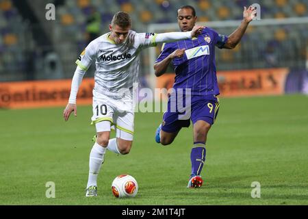 20131107 - MARIBOR, SLOWENIEN: Essevees Thorgan Hazard 09 Maribors Kapitän Marcos Tavares, dargestellt während des Spiels zwischen dem slowenischen Verein NK Maribor und der belgischen Zulte Waregem, vierter Tag der Gruppenphase des Europa League-Turniers in Gruppe D, Donnerstag, den 07. November 2013, im Stadion Ljudski vrt in Maribor, Slowenien. BELGA FOTO PRIMOZ LAVRE Stockfoto