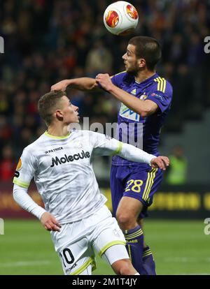 20131107 - MARIBOR, SLOWENIEN: Thorgan Hazard von Essevee und Mitja Viler von Maribor in Aktion während des Spiels zwischen dem slowenischen Verein NK Maribor und der belgischen Zulte Waregem, vierter Tag der Gruppenphase des Europa League-Turniers in Gruppe D, Donnerstag, den 07. November 2013, im Stadion Ljudski vrt in Maribor, Slowenien. BELGA FOTO PRIMOZ LAVRE Stockfoto