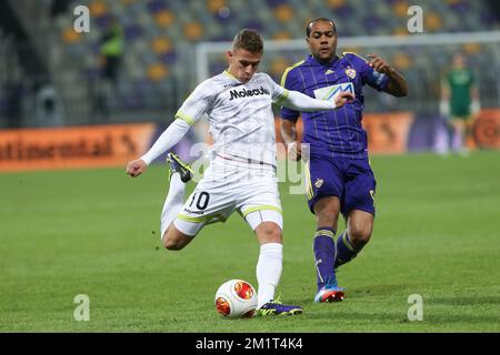 20131107 – MARIBOR, SLOWENIEN: Essevee's Thorgan Hazard, gefilmt während des Spiels zwischen dem slowenischen Verein NK Maribor und der belgischen Zulte Waregem, vierter Tag der Gruppenphase des Europa League-Turniers in Gruppe D, Donnerstag, den 07. November 2013, im Stadion Ljudski vrt in Maribor, Slowenien. BELGA FOTO PRIMOZ LAVRE Stockfoto