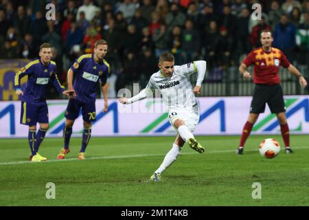 20131107 - MARIBOR, SLOWENIEN: Essevees Thorgan Hazard erzielt das 0-1. Tor auf die Strafe während des Spiels zwischen dem slowenischen Verein NK Maribor und der belgischen Zulte Waregem, vierter Tag der Gruppenphase des Europa League-Turniers in Gruppe D, Donnerstag, den 07. November 2013, im Ljudski vrt-Stadion in Maribor, Slowenien. BELGA FOTO PRIMOZ LAVRE Stockfoto