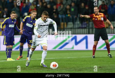 20131107 - MARIBOR, SLOWENIEN: Essevees Thorgan Hazard erzielt das 0-1. Tor auf die Strafe während des Spiels zwischen dem slowenischen Verein NK Maribor und der belgischen Zulte Waregem, vierter Tag der Gruppenphase des Europa League-Turniers in Gruppe D, Donnerstag, den 07. November 2013, im Ljudski vrt-Stadion in Maribor, Slowenien. BELGA FOTO PRIMOZ LAVRE Stockfoto