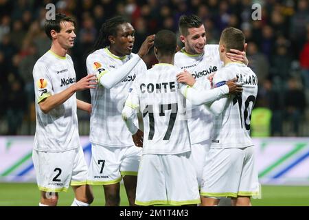 20131107 – MARIBOR, SLOWENIEN: Die Spieler der SV Zulte Waregem feiern, nachdem Essevees Thorgan Hazard (R) das 0-1. Tor auf die Strafe während des Spiels zwischen dem slowenischen Verein NK Maribor und der belgischen Zulte Waregem erzielt hat, vierter Tag der Gruppenphase des Europa League-Turniers in Gruppe D, Donnerstag, 07. November 2013; Im Stadion Ljudski vrt in Maribor, Slowenien. BELGA FOTO PRIMOZ LAVRE Stockfoto