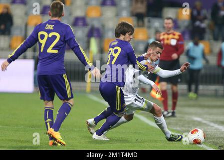 20131107 - MARIBOR, SLOWENIEN: Maribors Damjan Bohar und Essevees Thorgan Hazard kämpfen um den Ball während des Spiels zwischen dem slowenischen Verein NK Maribor und der belgischen Zulte Waregem, vierter Tag der Gruppenphase des Europa League-Turniers in Gruppe D, Donnerstag, den 07. November 2013, im Ljudski vrt-Stadion in Maribor, Slowenien. BELGA FOTO PRIMOZ LAVRE Stockfoto