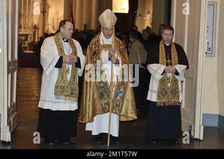 20131111 - BRÜSSEL, BELGIEN: Kaplan Robrecht Boone, Erzbischof Andre-Joseph Leonard und Canon Johan Van Den Eeckhout, Hauptkaplan der Verteidigung, abgebildet auf der feierlichen Einweihung der Embleme mit glorreichen Zitaten der belgischen Armee in der Kirche St. Jacques-sur-Coudenberg (Kerk van Sint-Jacob-op-Koudenberg, Montag, 11. November) in Brüssel, Saint-Coudenberg 2013. BELGA FOTO LAURIE DIEFFEMBACQ Stockfoto