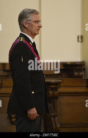 20131111 - BRÜSSEL, BELGIEN: König Philippe - Filip von Belgien, abgebildet auf der feierlichen Einweihung der Embleme mit glorreichen Zitaten der belgischen Armee in der Kirche St. Jacques-sur-Coudenberg (Kerk van Sint-Jacob-op-Koudenberg - Eglise Saint-Jacques sur Coudenberg) in Brüssel, Montag, den 11. November 2013. BELGA FOTO LAURIE DIEFFEMBACQ Stockfoto