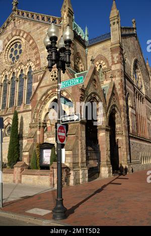 Straßenlaterne und Straßenschild vor Old South Church, Boylston Street, Copley Square, Back Bay, Boston, Massachusetts, USA Stockfoto