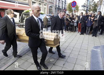 20131109 - LÜTTICH, BELGIEN: Abbildung zeigt die Beerdigungszeremonie von Veronique Pirotton, Ehefrau des Politikers Bernard Wesphael, Samstag, den 09. November 2013. Bernard Wesphael, Mitbegründer der französischsprachigen Grünen Partei Ecolo und Mouvement de Gauche und Mitglied des wallonischen parlaments, wurde verhaftet, nachdem seine Frau tot in ihrem Hotelzimmer im Hotel Mondo in Oostende aufgefunden wurde. Wesphael behauptete, es war Selbstmord, aber die Autopsie bestätigte, dass sie ermordet wurde. BELGA FOTO NICOLAS MAETERLINCK Stockfoto