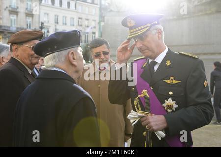 20131111 - BRÜSSEL, BELGIEN: König Philippe - Filip von Belgien spricht mit Veteranen während der Gedenkfeier des Ersten Weltkriegs (1914-1918), allgemein bekannt als Gedenktag, am Grab des unbekannten Soldaten, an der Kongresssäule (Colonne du Congres - Congreskolom) in Brüssel, Montag, den 11. November 2013. Der Waffenstillstand trat 1918 in Kraft, als Deutschland eine Waffenstillstandsvereinbarung mit den Alliierten unterzeichnete. Sie gedenken auch den Opfern des Zweiten Weltkriegs (1940-1945) und der humanitären und Friedensmissionen nach 1945. BELGA FOTO LAURIE DIEFFEMBACQ Stockfoto