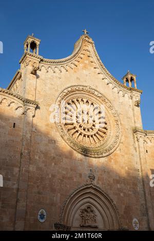 Kathedrale Santa Maria Assunta Cattedrale bei Abendsonne, Ostuni, Provinz Brindisi, Apulien, Italien, Europa Stockfoto