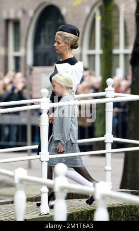 2-11-2013 DELFT - Niederländische Prinzessin Beatrix (L-R), Königin Maxima, Gräfin Zaria, König Willem-Alexander, Prinzessin Mabel, Prinz Constantijn und Gräfin Luana kommen in der Alten Kirche in Delft, Niederlande, zur Gedenkfeier für Prinz Friso am 02. November 2013 an. Prinz Friso litt unter einem schweren Gehirn. ROBIN UTRECHT Stockfoto