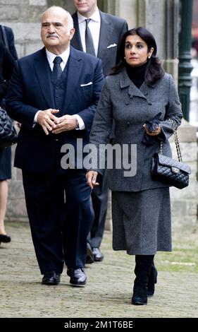 2-11-2013 DELFT - Niederländische Prinzessin Beatrix (L-R), Königin Maxima, Gräfin Zaria, König Willem-Alexander, Prinzessin Mabel, Prinz Constantijn und Gräfin Luana kommen in der Alten Kirche in Delft, Niederlande, zur Gedenkfeier für Prinz Friso am 02. November 2013 an. Prinz Friso litt unter einem schweren Gehirn. ROBIN UTRECHT Stockfoto