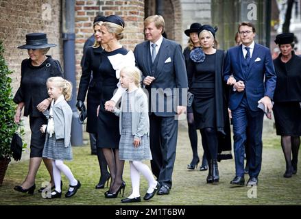 2-11-2013 DELFT - Niederländische Prinzessin Beatrix (L-R), Königin Maxima, Gräfin Zaria, König Willem-Alexander, Prinzessin Mabel, Prinz Constantijn und Gräfin Luana kommen in der Alten Kirche in Delft, Niederlande, zur Gedenkfeier für Prinz Friso am 02. November 2013 an. Prinz Friso litt unter einem schweren Gehirn. ROBIN UTRECHT Stockfoto