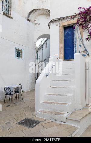 Weiße, enge Straße in der alten weißen Stadt, Ostuni, Provinz Brindisi, Apulien, Italien, Europa Stockfoto