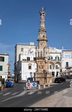 Tuk-Tuk auf der Piazza della Liberta mit Colonna di Sant'Oronzo Säule, Ostuni, Provinz Brindisi, Apulien, Italien, Europa Stockfoto