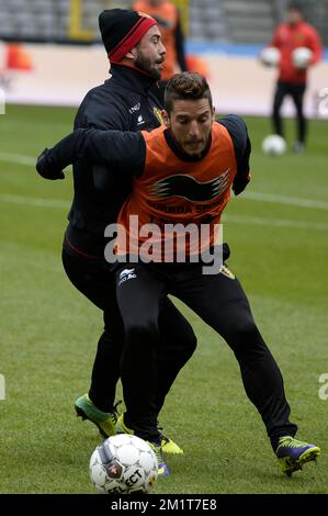 20131118 – BRÜSSEL, BELGIEN: Belgischer Steven Defour und belgischer Dries Mertens, die am Montag, den 18. November 2013, bei einem Training der belgischen Fußballnationalmannschaft Red Devils in Brüssel gezeigt wurden. Letzten Donnerstag spielten sie 0-2 gegen Kolumbien und morgen spielen die Red Devils Japan in einem Freundschaftsspiel. BELGA FOTO DIRK WAEM Stockfoto