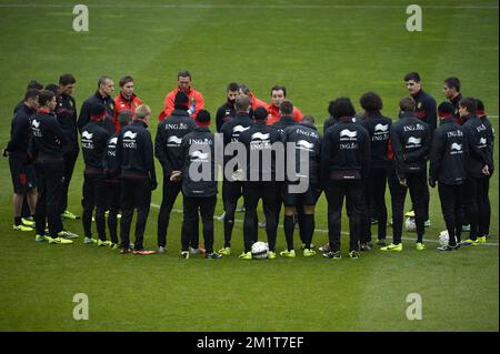 20131118 – BRÜSSEL, BELGIEN: Der belgische Cheftrainer Marc Wilmots (C) spricht am Montag, den 18. November 2013, mit seinen Spielern während eines Trainings der belgischen Nationalmannschaft Red Devils in Brüssel. Letzten Donnerstag spielten sie 0-2 gegen Kolumbien und morgen spielen die Red Devils Japan in einem Freundschaftsspiel. BELGA FOTO DIRK WAEM Stockfoto