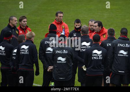 20131118 – BRÜSSEL, BELGIEN: Der belgische Cheftrainer Marc Wilmots (R) spricht am Montag, den 18. November 2013, im Rahmen eines Trainings der belgischen Fußballmannschaft Red Devils in Brüssel mit seinen Spielern. Letzten Donnerstag spielten sie 0-2 gegen Kolumbien und morgen spielen die Red Devils Japan in einem Freundschaftsspiel. BELGA FOTO DIRK WAEM Stockfoto