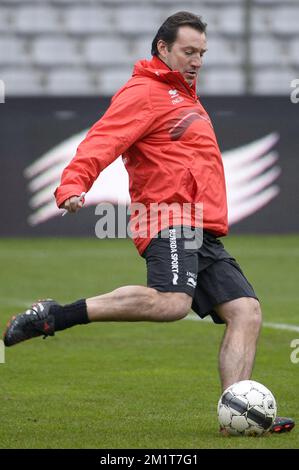 20131118 – BRÜSSEL, BELGIEN: Belgischer Cheftrainer Marc Wilmots, das am Montag, den 18. November 2013, in einer Trainingssitzung der belgischen Fußballnationalmannschaft Red Devils in Brüssel in Aktion gezeigt wurde. Letzten Donnerstag spielten sie 0-2 gegen Kolumbien und morgen spielen die Red Devils Japan in einem Freundschaftsspiel. BELGA FOTO DIRK WAEM Stockfoto