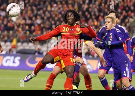 Der belgische Romelu Lukaku und der japanische Keisuke Honda kämpfen um den Ball während des Freundschaftsspiels zwischen der belgischen Fußballnationalmannschaft Red Devils und Japan am Dienstag, den 19. November 2013, in Brüssel. BELGA FOTO BRUNO FAHY Stockfoto