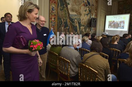 20131120 Uhr - BRÜSSEL, BELGIEN: Königin Mathilde von Belgien und UNICEF-Präsident Eddy Boutmans, die anlässlich des Internationalen Tages für die Rechte der Kinder am Mittwoch, den 20. November 2013 in Brüssel an einem runden Tisch vorgestellt wurden. BELGA FOTO BENOIT DOPPPAGNE Stockfoto