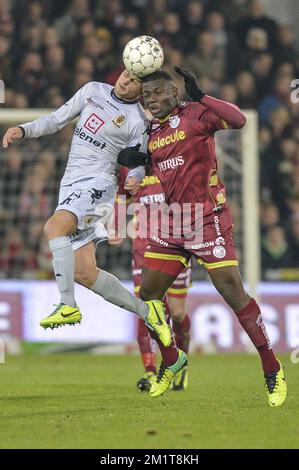 20131123 – WAREGEM, BELGIEN: Mechels Mats Rits und Essevees Junior Malanda kämpfen um den Ball während des Jupiler Pro League-Spiels zwischen Zulte Waregem und KV Mechelen in Waregem, Samstag, den 23. November 2013, am 16. Tag der belgischen Fußballmeisterschaft. BELGA FOTO JASPER JACOBS Stockfoto