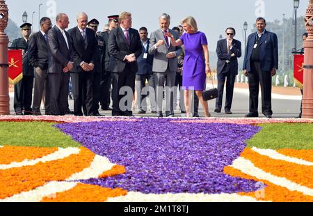 20131124 – NEU-DELHI, INDIEN: Pieter Toebaert, Projektleiter Gent Floralies, Pierre Vaesen, Botschafter Belgiens in der Republik Indien, Michel Vermaerke, Vorsitzender von Gent Floralies, Vize-Ministerpräsident und Außenminister Didier Reynders und Prinzessin Astrid von Belgien, die am ersten Tag einer Wirtschaftsmission der belgischen Prinzessin Astrid nach Indien am Blumenteppich am India Gate zum Gedenken an den Ersten Weltkrieg in Neu-Delhi (Indien) am Sonntag, den 24. November 2013, fotografiert wurden. BELGA FOTO ERIC LALMAND Stockfoto