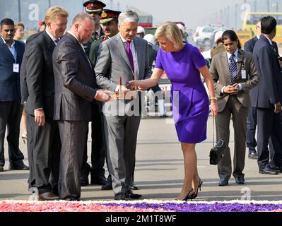 20131124 – NEU-DELHI, INDIEN: Pieter Toebaert, Projektleiter Vertreter von Gent Floralies, Michel Vermaerke, Vorsitzender Vertreter von Gent Floralies, Vizepräsident und Außenminister Didier Reynders und Prinzessin Astrid von Belgien, gezeichnet am indischen Tor zum Gedenken an den Ersten Weltkrieg in Neu-Delhi auf dem Blumenteppich am India Gate, Indien, Sonntag, den 24. November 2013, am ersten Tag einer Wirtschaftsmission der belgischen Prinzessin Astrid nach Indien. BELGA FOTO ERIC LALMAND Stockfoto