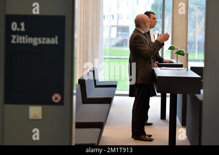 20131125 – GENT, BELGIEN: Der Dircetor des BBI-ISI Karel Anthonissen und Rechtsanwalt Bruno Cardoen, abgebildet während des Verfahrens gegen den des Steuerbetrugs angeklagten EU-Kommissar Karel De Gucht vor dem Gericht erster Instanz in Gent am Montag, den 25. November 2013. Der BBI-ISI, Special Tax Inspection, untersuchte die Bankkonten von De Gucht und seiner Frau im Rahmen einer Untersuchung. Der BBI-ISI wirft De Gucht vor, keine Steuern auf Gewinne aus Aktien gezahlt zu haben. BELGA FOTO DAVID STOCKMAN Stockfoto