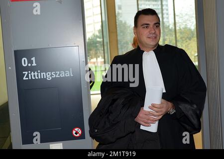 20131125 – GENT, BELGIEN: Rechtsanwalt Bruno Cardoen verlässt das Gericht nach dem Verfahren gegen den des Steuerbetrugs beschuldigten EU-Kommissar Karel De Gucht am Montag, den 25. November 2013, vor dem Gericht erster Instanz in Gent. Der BBI-ISI, Special Tax Inspection, untersuchte die Bankkonten von De Gucht und seiner Frau im Rahmen einer Untersuchung. Der BBI-ISI wirft De Gucht vor, keine Steuern auf Gewinne aus Aktien gezahlt zu haben. BELGA FOTO DAVID STOCKMAN Stockfoto