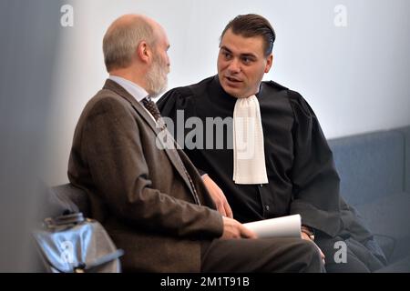 20131125 – GENT, BELGIEN: Vor dem Verfahren gegen den des Steuerbetrugs angeklagten EU-Kommissar Karel De Gucht vor dem Gericht erster Instanz in Gent am Montag, den 25. November 2013, das Bild des BBI-ISI Karel Anthonissen und des Rechtsanwalts Bruno Cardoen. Der BBI-ISI, Special Tax Inspection, untersuchte die Bankkonten von De Gucht und seiner Frau im Rahmen einer Untersuchung. Der BBI-ISI wirft De Gucht vor, keine Steuern auf Gewinne aus Aktien gezahlt zu haben. BELGA FOTO DAVID STOCKMAN Stockfoto