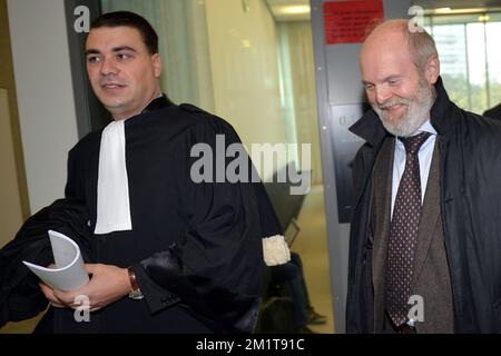 20131125 – GENT, BELGIEN: Rechtsanwalt Bruno Cardoen und Direktor des BBI-ISI Karel Anthonissen verlässt das Gericht nach dem Verfahren gegen den des Steuerbetrugs angeklagten EU-Kommissar Karel De Gucht vor dem Gericht erster Instanz in Gent, Montag, den 25. November 2013. Der BBI-ISI, Special Tax Inspection, untersuchte die Bankkonten von De Gucht und seiner Frau im Rahmen einer Untersuchung. Der BBI-ISI wirft De Gucht vor, keine Steuern auf Gewinne aus Aktien gezahlt zu haben. BELGA FOTO DAVID STOCKMAN Stockfoto