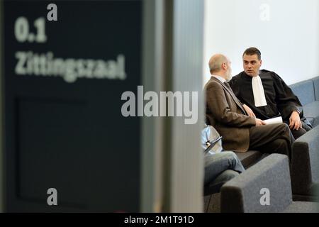 20131125 – GENT, BELGIEN: Vor dem Verfahren gegen den des Steuerbetrugs angeklagten EU-Kommissar Karel De Gucht vor dem Gericht erster Instanz in Gent am Montag, den 25. November 2013, das Bild des BBI-ISI Karel Anthonissen und des Rechtsanwalts Bruno Cardoen. Der BBI-ISI, Special Tax Inspection, untersuchte die Bankkonten von De Gucht und seiner Frau im Rahmen einer Untersuchung. Der BBI-ISI wirft De Gucht vor, keine Steuern auf Gewinne aus Aktien gezahlt zu haben. BELGA FOTO DAVID STOCKMAN Stockfoto