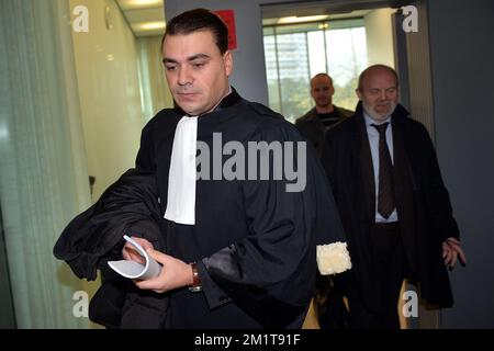 20131125 – GENT, BELGIEN: Rechtsanwalt Bruno Cardoen und Direktor des BBI-ISI Karel Anthonissen verlässt das Gericht nach dem Verfahren gegen den des Steuerbetrugs angeklagten EU-Kommissar Karel De Gucht vor dem Gericht erster Instanz in Gent, Montag, den 25. November 2013. Der BBI-ISI, Special Tax Inspection, untersuchte die Bankkonten von De Gucht und seiner Frau im Rahmen einer Untersuchung. Der BBI-ISI wirft De Gucht vor, keine Steuern auf Gewinne aus Aktien gezahlt zu haben. BELGA FOTO DAVID STOCKMAN Stockfoto