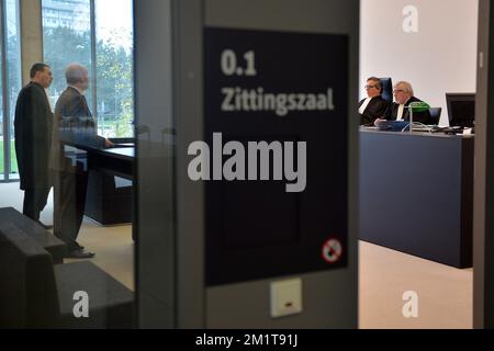 20131125 – GENT, BELGIEN: Der Dircetor des BBI-ISI Karel Anthonissen und Rechtsanwalt Bruno Cardoen, abgebildet während des Verfahrens gegen den des Steuerbetrugs angeklagten EU-Kommissar Karel De Gucht vor dem Gericht erster Instanz in Gent am Montag, den 25. November 2013. Der BBI-ISI, Special Tax Inspection, untersuchte die Bankkonten von De Gucht und seiner Frau im Rahmen einer Untersuchung. Der BBI-ISI wirft De Gucht vor, keine Steuern auf Gewinne aus Aktien gezahlt zu haben. BELGA FOTO DAVID STOCKMAN Stockfoto