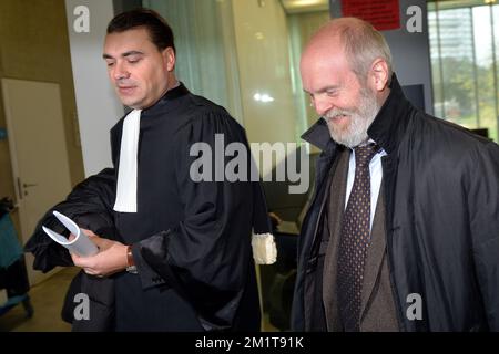 20131125 – GENT, BELGIEN: Rechtsanwalt Bruno Cardoen und Direktor des BBI-ISI Karel Anthonissen verlässt das Gericht nach dem Verfahren gegen den des Steuerbetrugs angeklagten EU-Kommissar Karel De Gucht vor dem Gericht erster Instanz in Gent, Montag, den 25. November 2013. Der BBI-ISI, Special Tax Inspection, untersuchte die Bankkonten von De Gucht und seiner Frau im Rahmen einer Untersuchung. Der BBI-ISI wirft De Gucht vor, keine Steuern auf Gewinne aus Aktien gezahlt zu haben. BELGA FOTO DAVID STOCKMAN Stockfoto